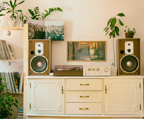 The Ultimate Guide to a Minimalist Living Room: Simplify Your Space