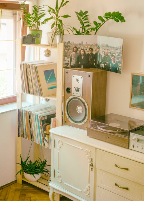 Creating Your Perfect Minimalist Living Room in a Small Space