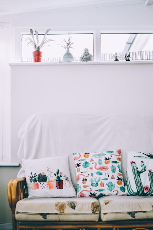 Achieve a Serene Minimalist Living Room on a Budget: Simple DIY & Decor Ideas