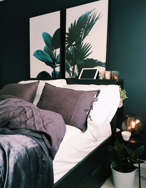 Achieve a Serene Minimalist Living Room in Small Spaces