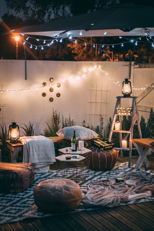 Elevate Your Minimalist Living Room with Seasonal Decor