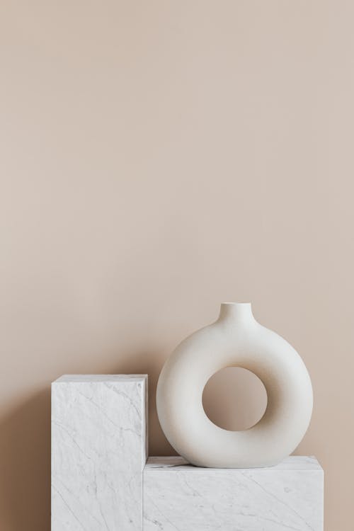 How to Create a Serene Minimalist Living Room in a Small Space